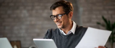 Homem em escritório com notebook
